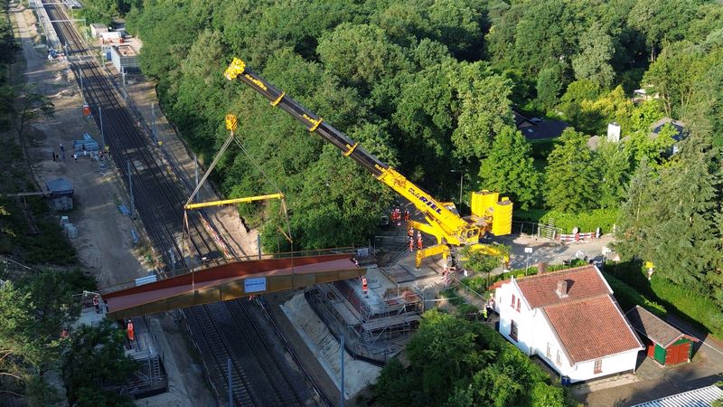 Plaatsing brug over de Maaslijn bij Molenhoek.